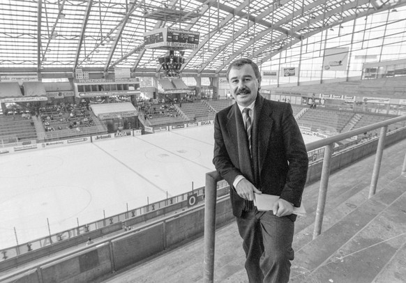 Roland von Mentlen, Geschaeftsfuehrer beim Eishockeyclub SC Bern, aufgenommen im Dezember 1987 im Eisstadion Allmend in Bern. (KEYSTONE/Str)