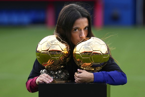 epaselect epa11694172 Barcelona midfielder Aitana Bonmati poses with the Ballon d&#039;Or awards before addressing the media at the Johan Cruyff stadium in Barcelona, Spain, 31 October 2024. who last  ...