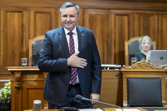 Werner Salzmann, SVP-BE, steht auf nach seiner Wahl zum zweiten Vizepraesidenten des Staenderats, an der Wintersession der Eidgenoessischen Raete, am Montag, 2. Dezember 2024 im Staenderat in Bern. (K ...