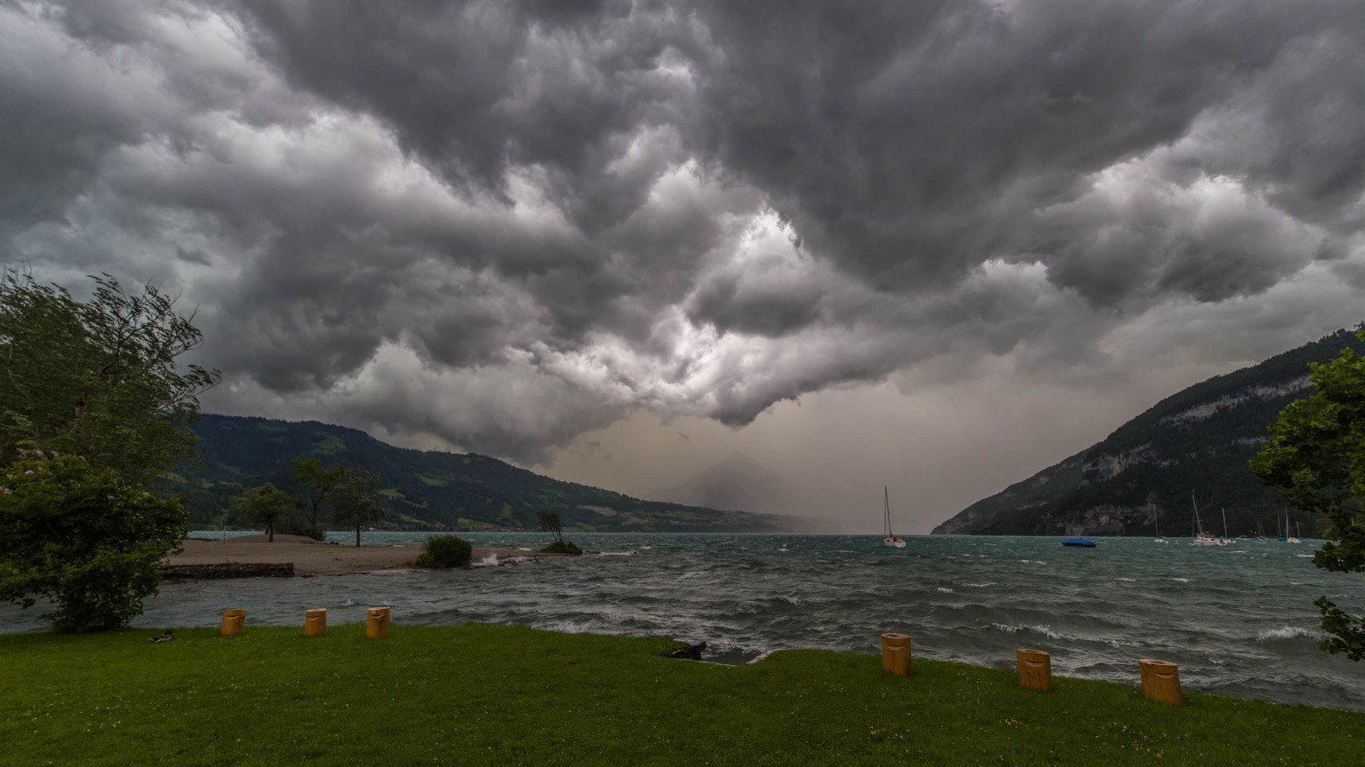 email: info@emanuelniederhauser.ch
tel: 0763130080
Sturmfront über dem Thunersee

Von: Emanuel Niederhauser