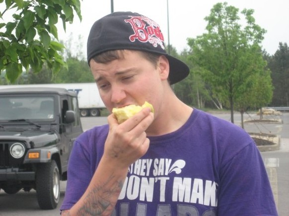 Hier isst Kyle einen Apfel. Einen APFEL!