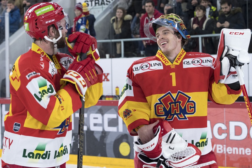 Biels Beat Forster, links, und Biels Goalie Jonas Hiller, rechts, jubeln nach dem Sieg (2-0), beim Eishockey Meisterschaftsspiel der National League A zwischen den HC Biel und dem HC Fribourg Gotteron ...