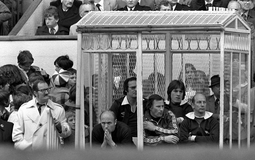 Bildnummer: 02005336 Datum: 26.04.1980 Copyright: imago/Colorsport
Trainer Terry Neill (2.v.re.) und Co Trainer Don Howe (beide Arsenal, 3.v.re.) nachdenklich - PUBLICATIONxINxGERxSUIxAUTxHUNxUSAxONLY ...