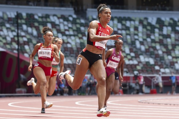 Mujinga Kambundji of Switzerland competes in the women&#039;s athletics 200m heats at the 2020 Tokyo Summer Olympics in Tokyo, Japan, on Monday, August 02, 2021. (KEYSTONE/Peter Klaunzer)