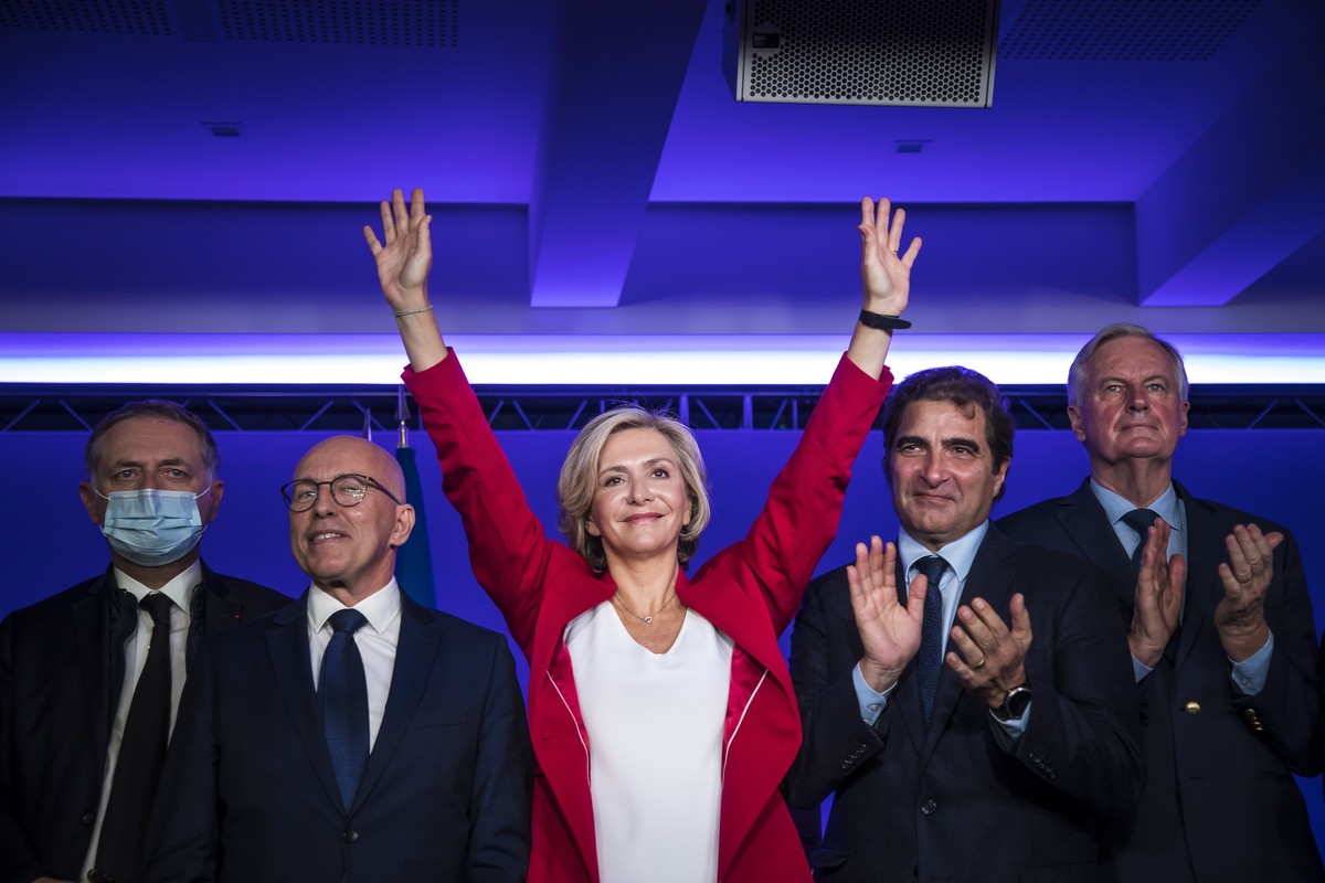 epa09621208 Paris' Ile de France region president and winner of the right-wing party 'Les Republicains' primaries for 2022 French presidential election Valerie Pecresse (C) flanked by P ...