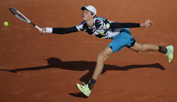 FILE - Italy&#039;s Jannik Sinner plays a shot against Germany&#039;s Alexander Zverev in the fourth round match of the French Open tennis tournament at the Roland Garros stadium in Paris, France, Sun ...