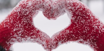 Glühwein zum Aufwärmen, viel Vitamin C gegen Grippe? Diese 10 Winter-Mythen solltest du kennen