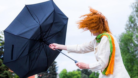 Wind, Frau mit Regenschirm