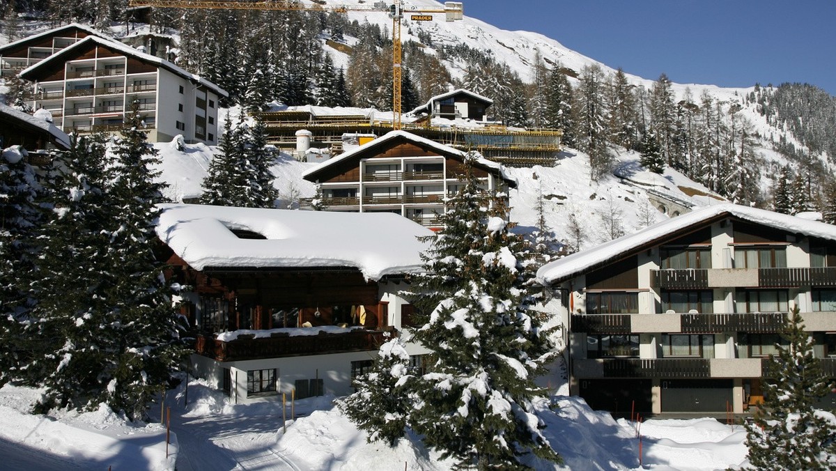 Zweitwohnungsbau in erhoeter Lage in Davos-Dorf, aufgenommen am Sonntag, 18. November 2007. (KEYSTONE/Arno Balzarini)
