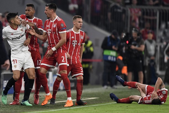 epa06662472 (L-R) Sevilla&#039;s Joaquin Correa jostles with Bayern players Jerome Boateng, Sandro Wagner and Joshua Kimmich during the UEFA Champions League quarter final second leg soccer match betw ...