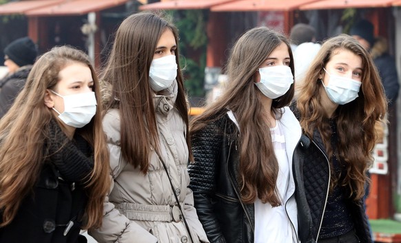 epa05079468 A group of young citizen wears a protective mask on his face, due to air pollution in Sarajevo, Bosnia and Herzegovina, 23 December 2015. Due to high levels of NO2 (nitrogen dioxide) in th ...