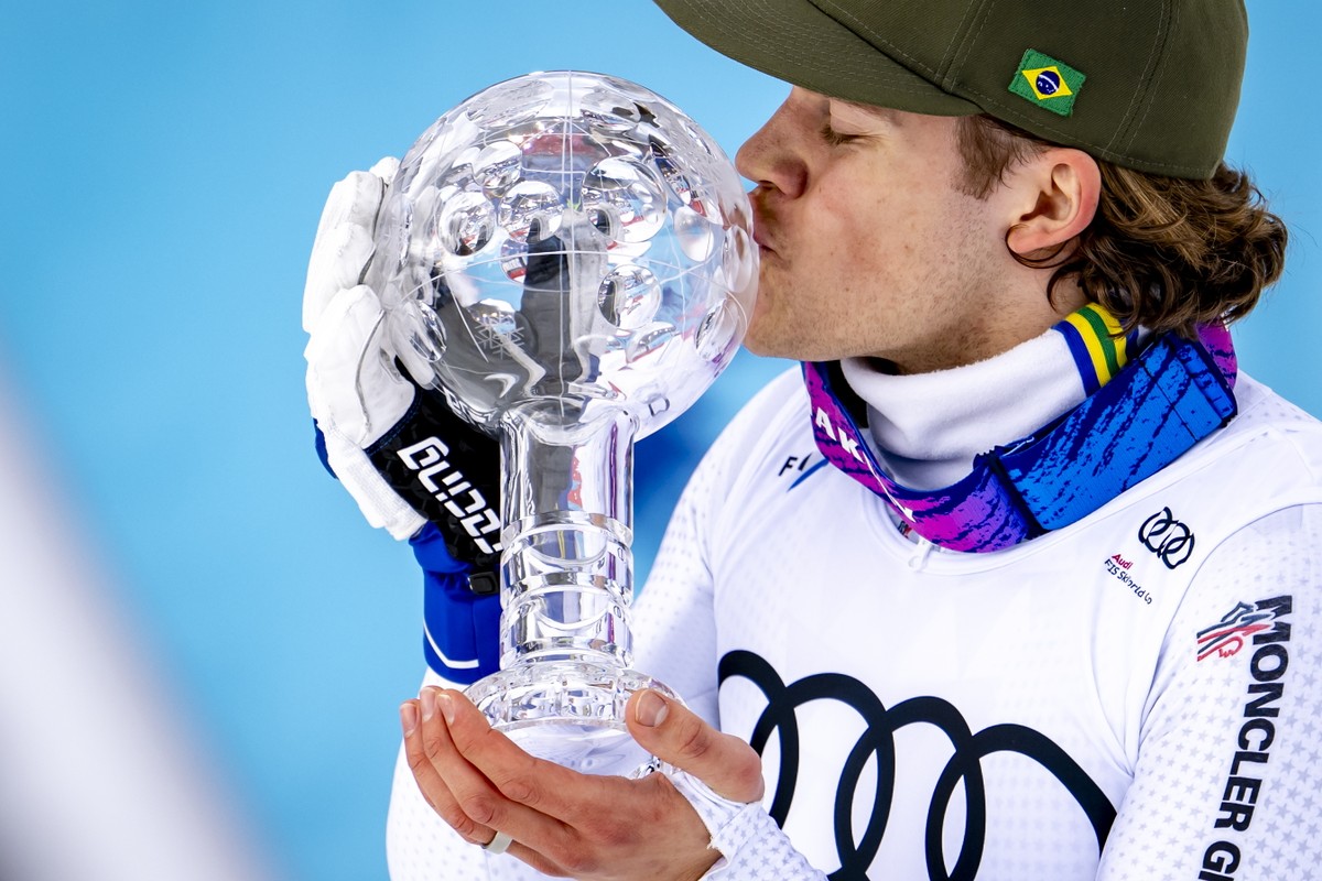 epa12846105 Lucas Pinheiro Braathen of Brazil celebrates with the men's Giant Slalom overall winner's crystal globe trophy at the Lillehammer FIS Alpine Skiing World Cup Finals, in Hafjell,  ...