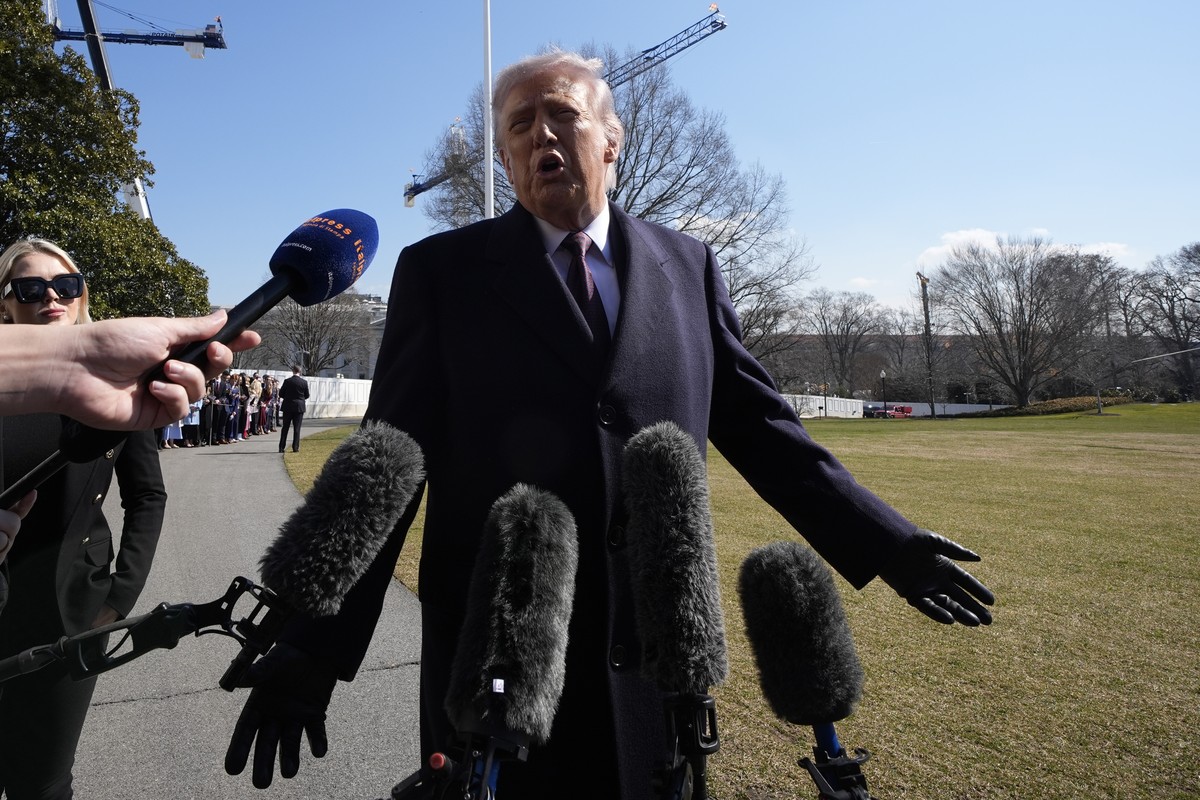 epa12782096 US President Donald Trump speaks to the members of the media on the South Lawn of the White House before boarding Marine One helicopter en route Corpus Christi, Texas and Palm Beach, Flori ...