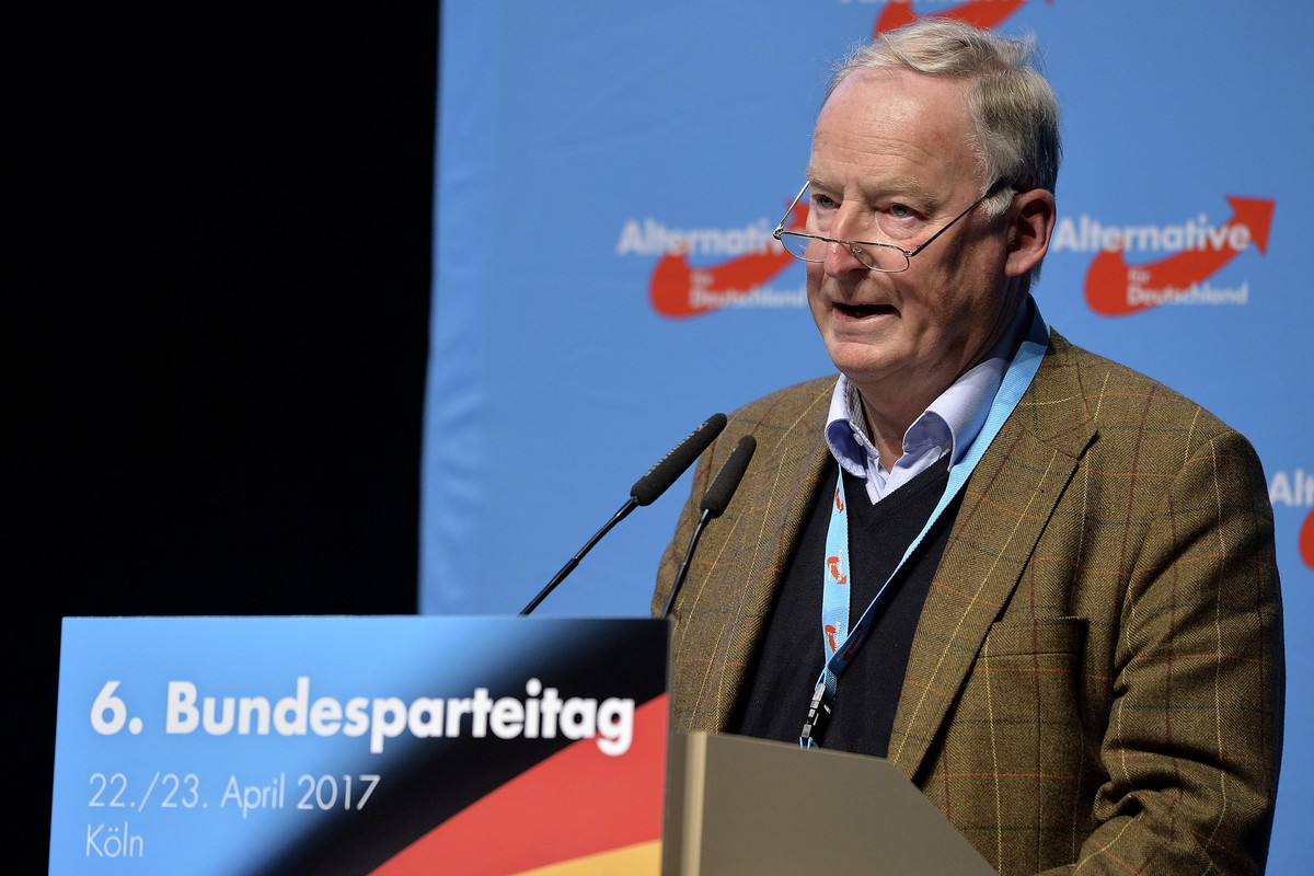 epa05923151 Alexander Gauland, vice chairman of the 'Alternative for Germany' (AfD) party, delivers a speech during the 'Alternative for Germany' (AfD) party conference in Cologne, ...