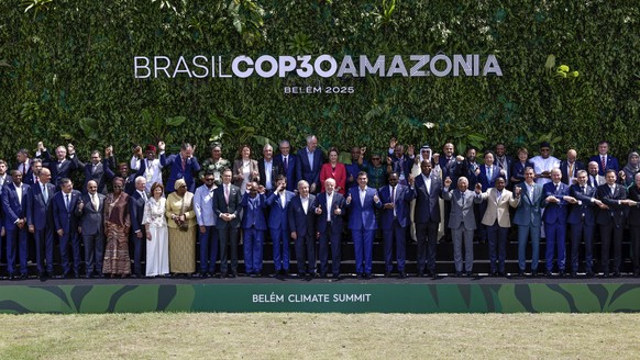 KEYPIX - epa12510972 Heads of state and governments, and other attendees of the COP30 leaders&#039; summit take part in a family photo in Belem, Brazil, 07 November 2025. The summit precedes the main  ...