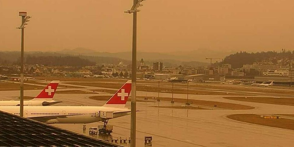 Die Schweiz erwachte heute in einem gelb-orangen Licht. Was eine Freude für viele Menschen war, verärgerte einige Autofahrer. Den Hintergrund des Wetterphänomens und die schönsten Bilder dazu gibt es  ...
