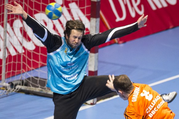 Aurel Bringolf, links, Goalie Pfadi Winterthur, wird von David Graubner, rechts, Kadetten Schaffhausen, bezwungen, waehrend dem Handball Herren Indoor Sports Supercupspiel zwischen den Kadetten Schaff ...