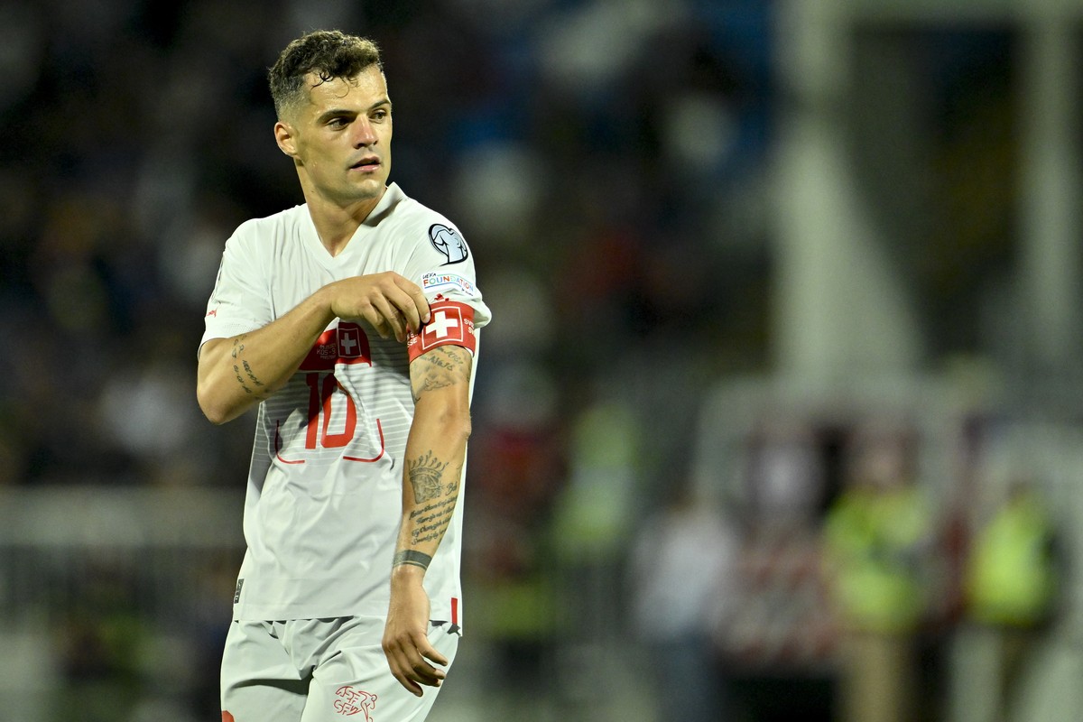 epa10851319 Switzerland's midfielder Granit Xhaka adjusts his captains arm band during the UEFA Euro 2024 qualifying group I soccer match between Kosovo and Switzerland at the stadium Fadil Vokrr ...
