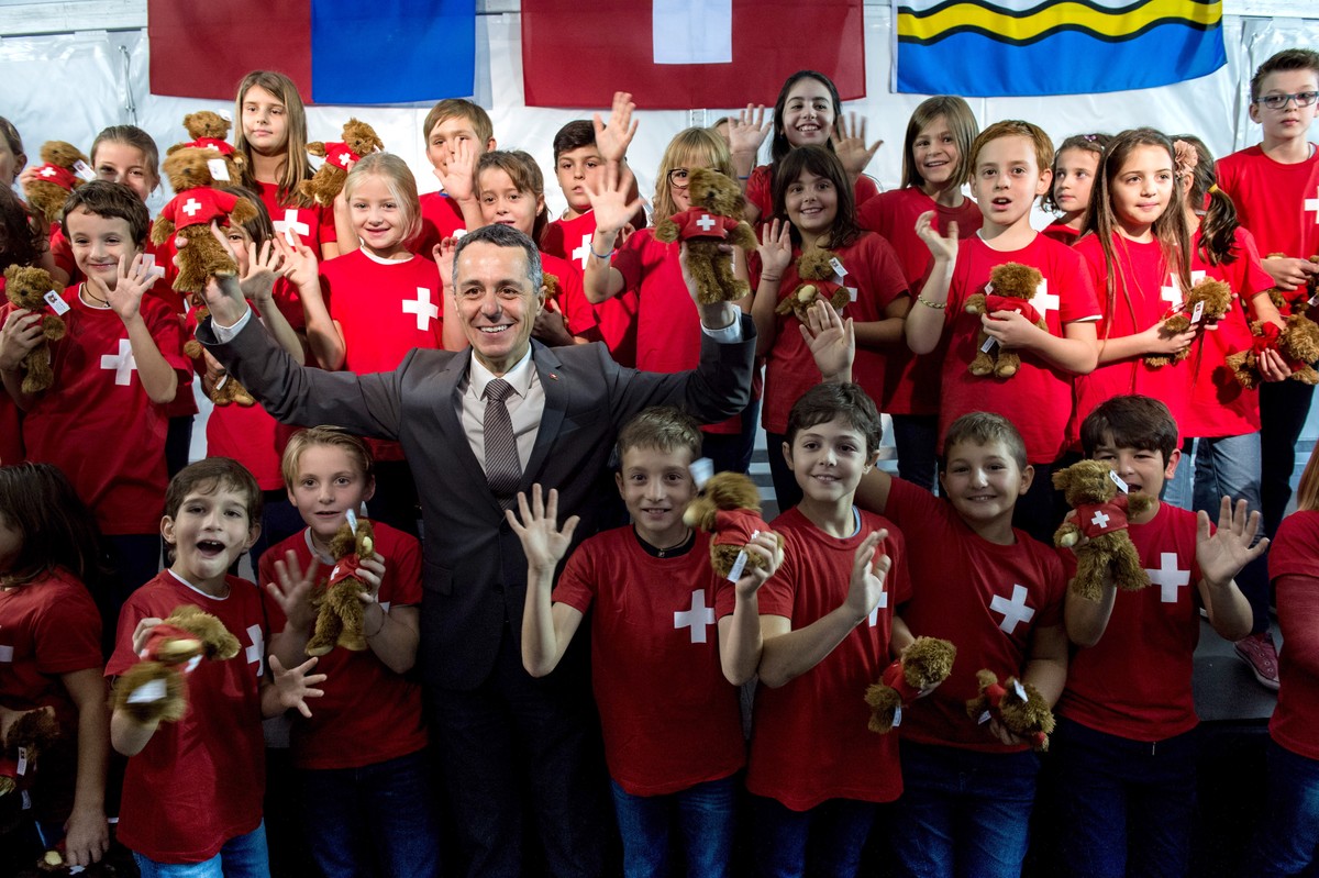 Bundesrat Ignazio Cassis feiert mit den Kindern des Chores der Grundschule von Collina d'Oro nach ihrem Auftritt waehrend des Volksfestes zu seinen Ehren am Mittwoch, 18. Oktober 2017 in Montagno ...