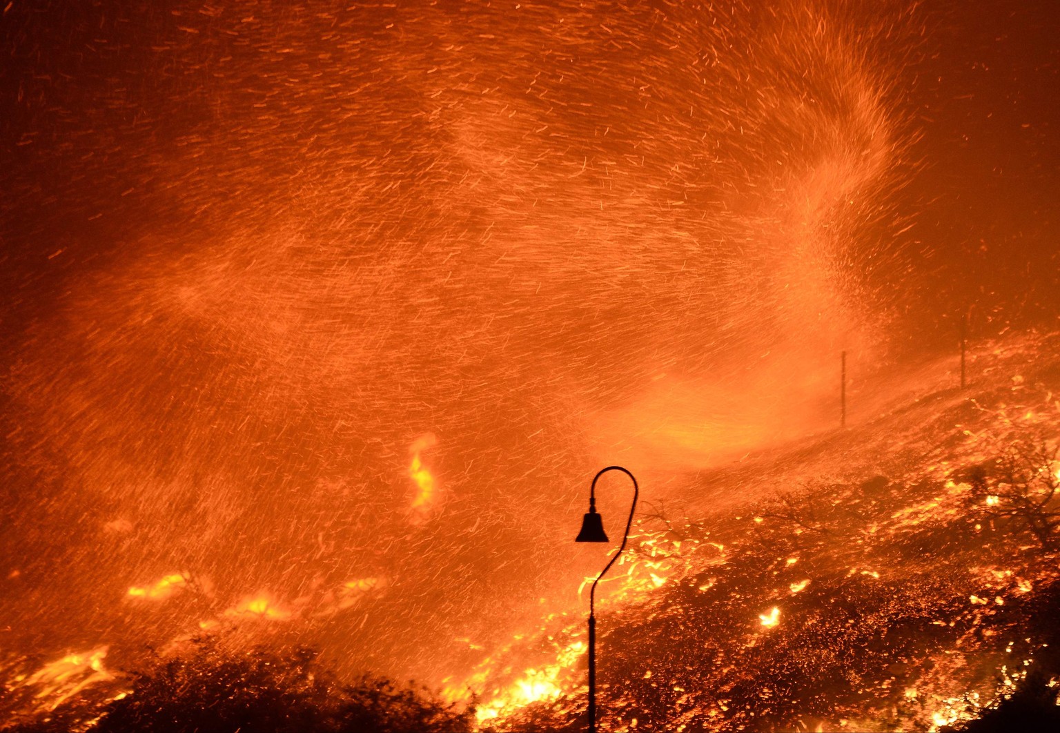 Der starke Wind macht die Löscharbeiten quasi unmöglich.