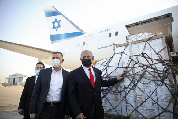 Premierminister Benjamin Netanyahu (z.v.l.) nimmt eine Lieferung Pfizer-Impfstoff entgegen.