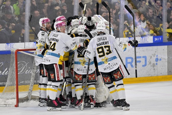 Ajoies Spieler freuen sich nach dem Sieg beim Eishockey-Qualifikationsspiel der National League zwischen dem HC Ajoie und dem Lausanne HC in der Raiffeisen Arena in Porrentruy, am Samstag, 4. Februar  ...