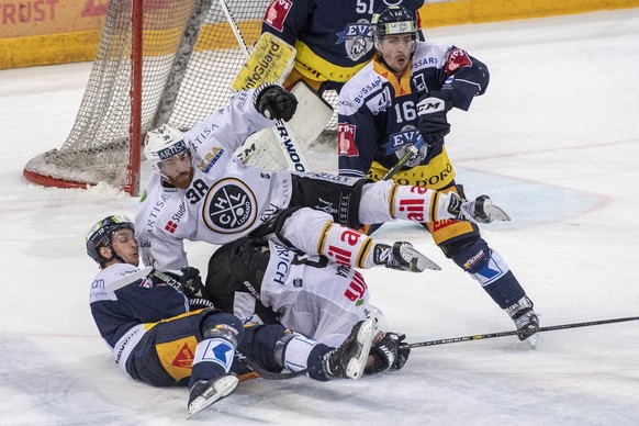 Raffaele Sannitz, Mitte, von Lugano im Spiel gegen Brian Flynn, links, und Raphael Diaz, rechts, von Zug beim dritten Eishockey Playoff-Viertelfinalspiel der National League zwischen dem EV Zug und de ...