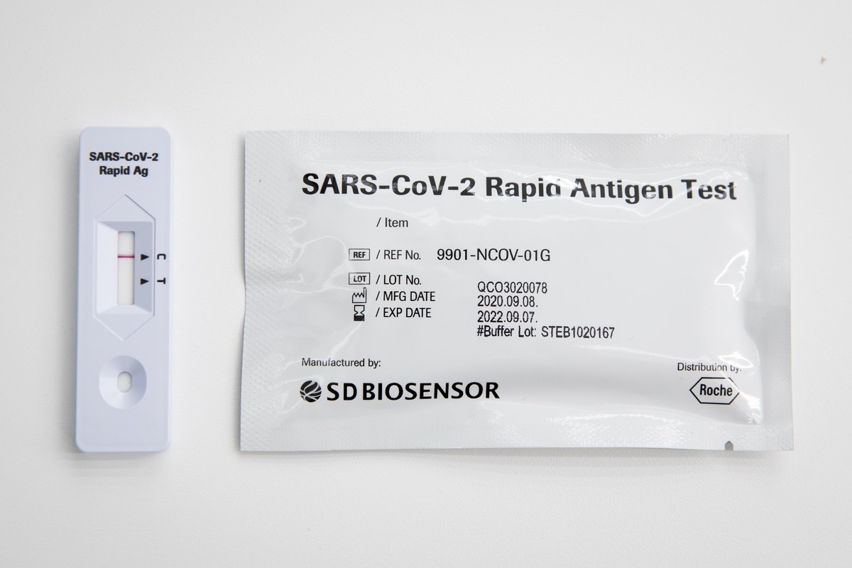 Ein Sars-CoV-2 Schnelltest zeigt ein negatives Ergebnis an, im Labor von Roche Diagnostics, waehrend einem Besuch von Bundesrat Alain Berset im Kanton Zug zur Situation um die Coronavirus Pandemie, Co ...