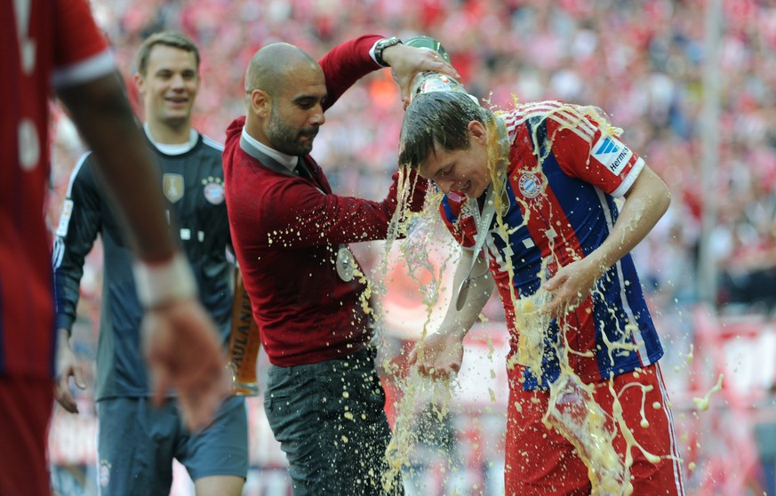 «Lasst mich auch mal versuchen»: Guardiola duscht Toni Kroos.