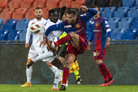 Zuerichs Ousmane Doumbia, links, im Kampf um den Ball gegen Basels Pajtim Kasami, rechts, im Fussball Meisterschaftsspiel der Super League zwischen dem FC Basel 1893 und dem FC Zuerich im Stadion St.  ...