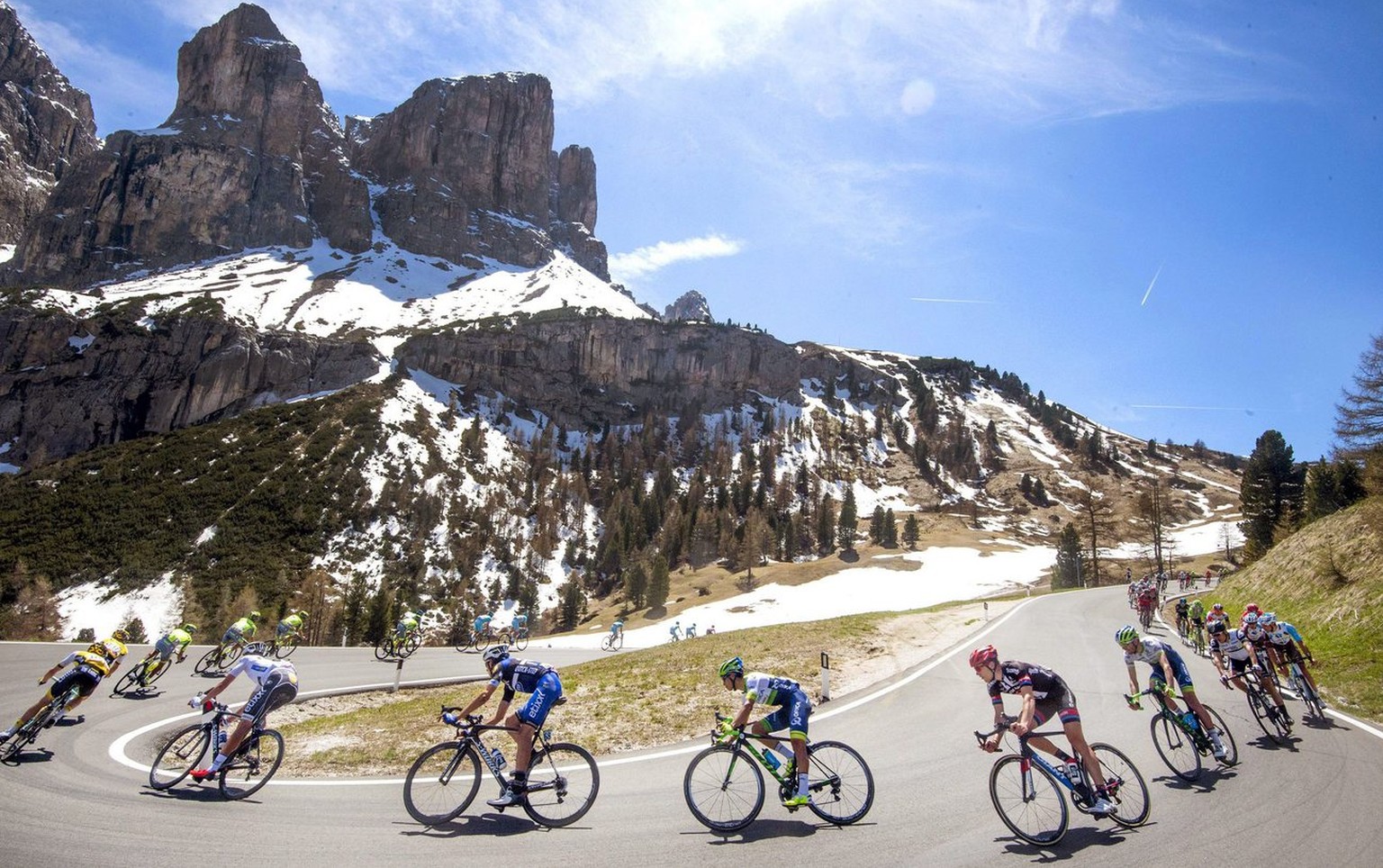 epa05321604 Colombian rider Esteban Chaves (C-R) of the Orica GreenEdge team is on his way to win the 14th stage of the Giro d&#039;Italia cycling race over 210km from Alpago to Corvara, Italy, 21 May ...