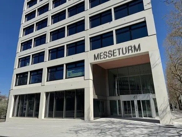 Der neue Messeturm in Zürich-Seebach.