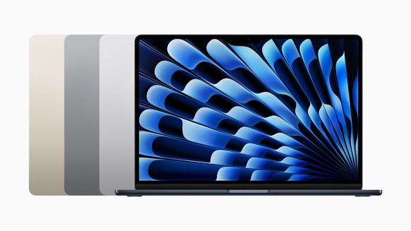 Macbook Air 15&quot; (2023) in den Farben Polarstern, Space Grau, Silber und Mitternacht (von links).