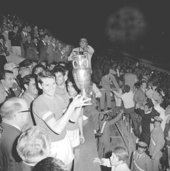 Bildnummer: 59965520 Datum: 01.03.2000 Copyright: imago/United Archives International
Italian soccer player Giacinto Facchetti holds the European Nations Cup won by the host nation Italy in a 2-0 rep ...