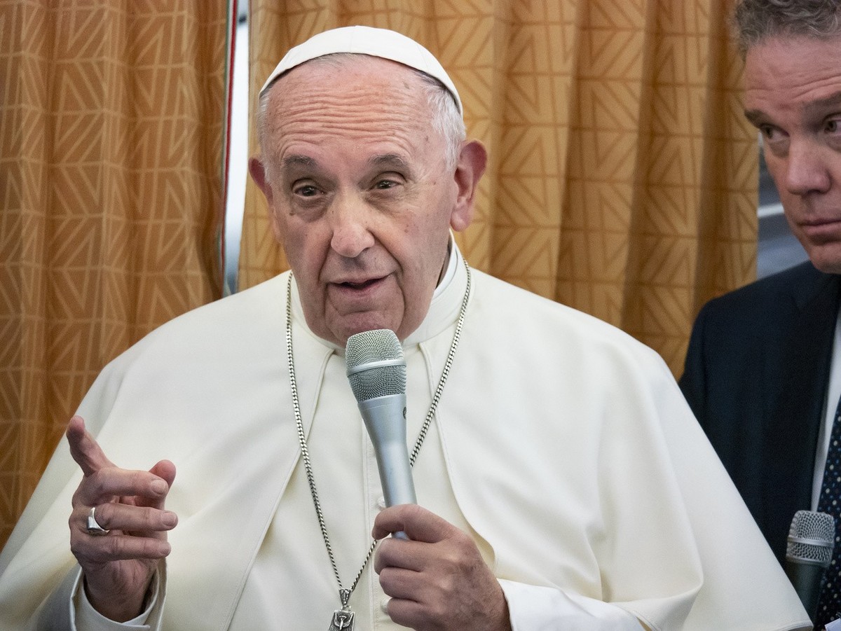 Pope Francis talks with journalists aboard a plane, at the end of his visit to Geneva, Switzerland, Thursday, June 21, 2018. Pope Francis visit the World Council of Churches on 21 June as centrepiece  ...