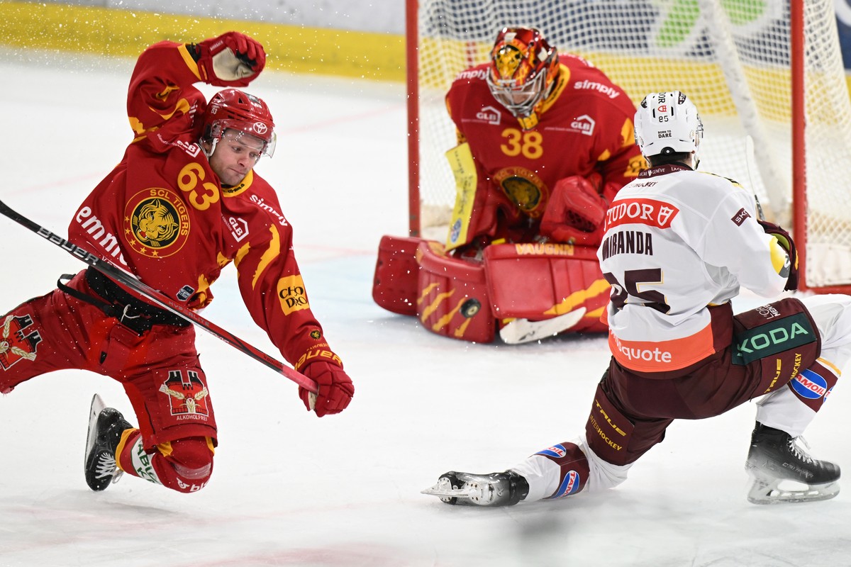 Tigers Dario Rohrbach, links, und Goalie Stephane Charlin, Mitte, im Kampf um den Puck gegen Servettes Marco Miranda, rechts, beim Eishockey-Qualifikationsspiel der National League, zwischen den SCL T ...