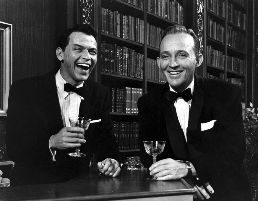 Sänger Frank Sinatra (li. USA) und Bing Crosby (USA) genehmigen sich einen Drink -