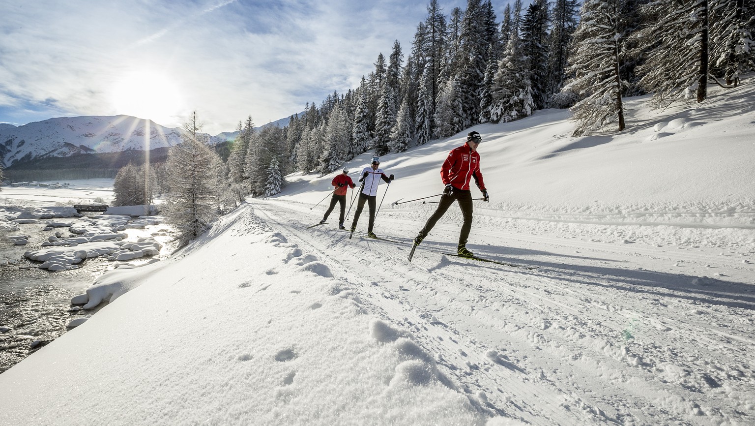 Das Val Muestair ist als Langlaufparadies bekannt. Mit 28 Loipenkilometern bietet das Gebiet ein breitgefaechertes Angebot fuer Langlaeufer. Die Gaeste erklimmen die Aufstiege der Hoehenloipen in Lue  ...