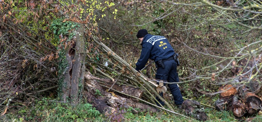 epa05622198 Police officers search for a 27-year-old jogger who recently disappeared in Endingen, Germany, 08 November 2016. Over 50 police officers as well as members of other rescue services are cur ...