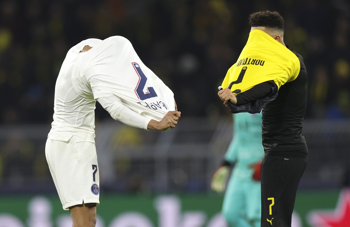 epa08226880 PSG's Kylian Mbappe (L) and Dortmund's Jadon Sancho (R) after the UEFA Champions League round of 16 first leg soccer match between Borussia Dortmund and Paris Saint-Germain in Do ...