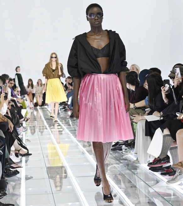 epa13255755 Models present creations from the Women's Spring/Summer 2027 collection of Italian fashion house Prada during Milan Fashion Week, in Milan, Italy, 22 September 2026. Milan Fashion Wee ...