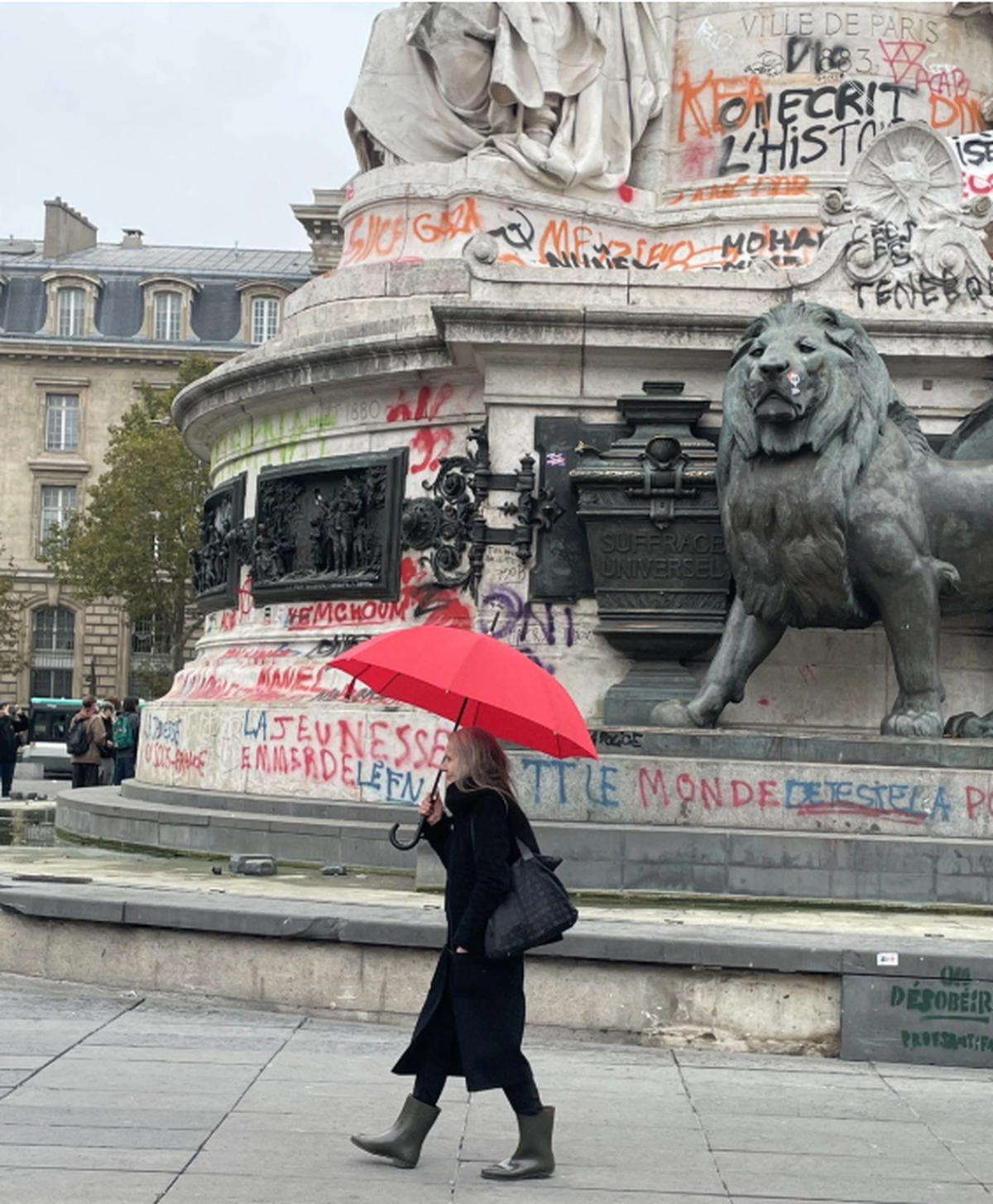 La statue géante de la République, gardée par un lion, faisait pâle figure lundi après les déprédations subies durant le week-end.