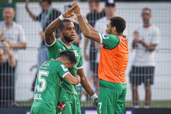 Hugo Komano (YS), centre, celebre son but avec ses coequipiers lors de la rencontre de football de Super League entre Yverdon Sport FC et Grasshopper Club Zuerich (GC) le samedi 31 aout 2024 au stade  ...