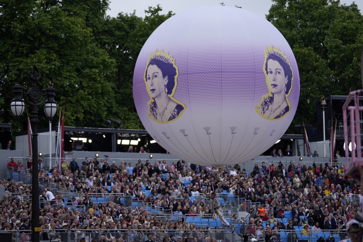 Spectators attend the Platinum Jubilee Pageant outside Buckingham Palace in London, Sunday, June 5, 2022, on the last of four days of celebrations to mark the Platinum Jubilee. The pageant will be a c ...