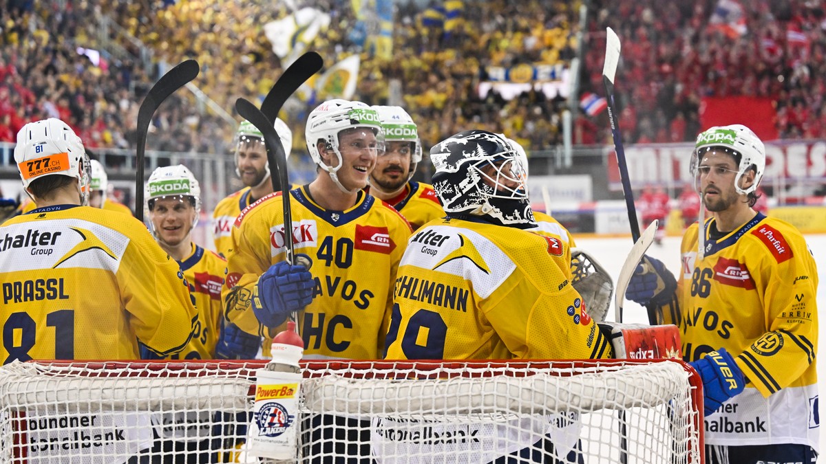 Davos jubelt nach Spiel 7 des Playoff 1/4 Final Eishockeyspiels der National League zwischen den Rapperswil-Jona Lakers und dem HC Davos, am Mittwoch, 6. April 2022, in der St. Galler Kantonalbank Are ...