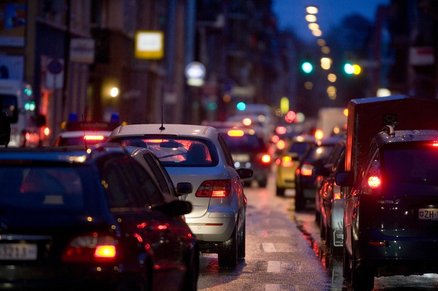 ARCHIV ? ZU DEN THEMEN DER EIDGENOESSISCHEN RAETE AN DER HERBSTSESSION VON HEUTE MONTAG, 23. SEPTEMBER 2019, STELLEN WIR IHNEN FOLGENDES BILDMATERIAL ZUR VERFUEGUNG - Autos stauen sich an einem regner ...