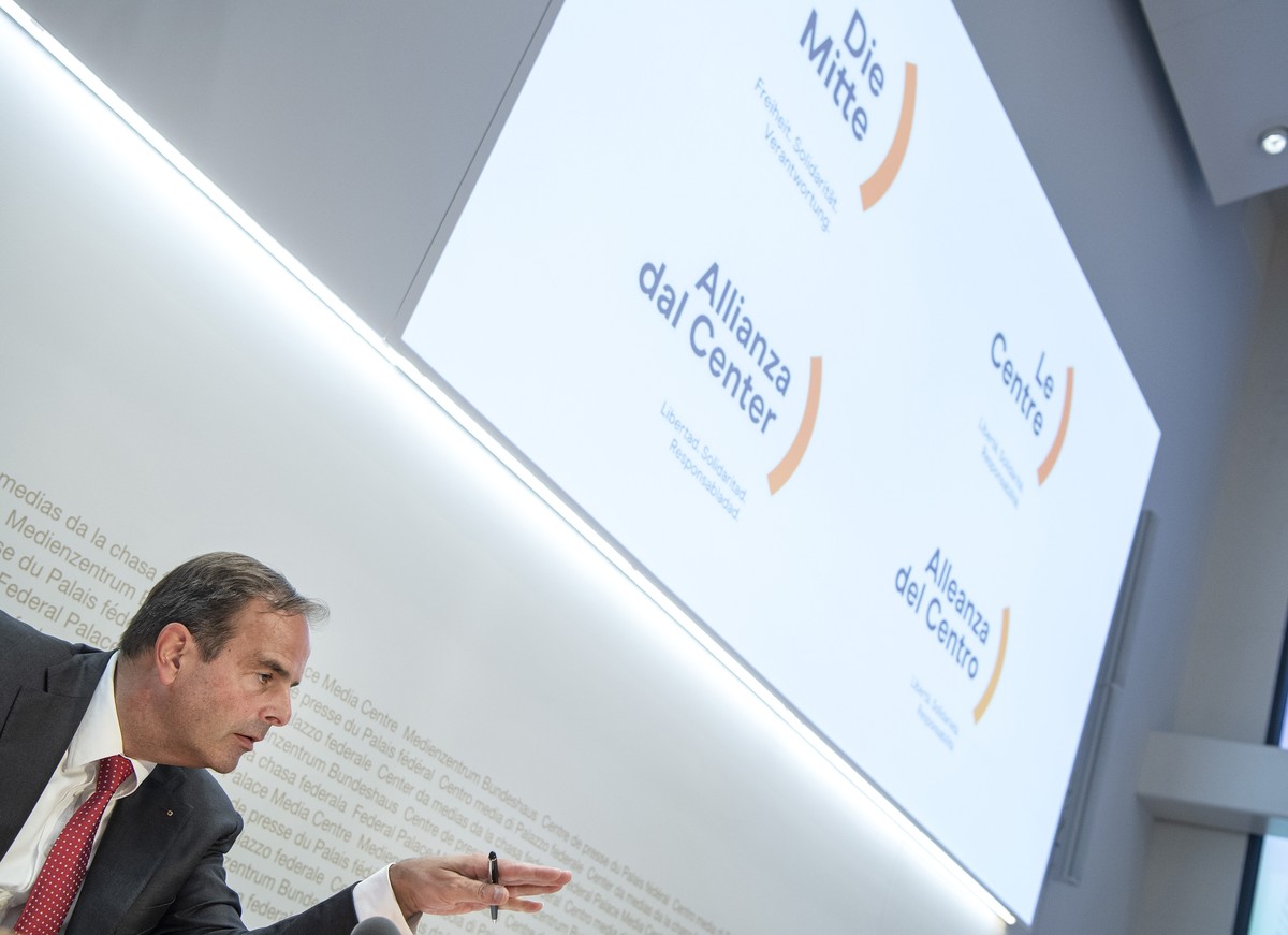 Die CVP Schweiz mit ihrem Praesidenten Gerhard Pfister praesentieren an einem Point de Presse den neuen Namen "Die Mitte, Le Centre, Allianza dal Center, Alleanza del Centro" und ihren Auftr ...
