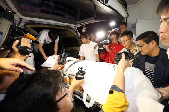 Die Polizei transportiert die sterblichen Überreste des Unternehmers Yoo Byung Eun in ein Spital in&nbsp;Suncheon, Südkorea.