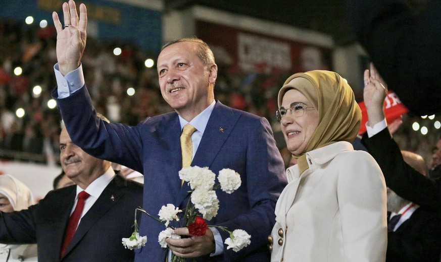 epa05978264 Turkish President Recep Tayyip Erdogan (C), his wife Emine (R) and Prime Minister Binali Yildirim (L) greet supporters of the ruling Justice and Development Party (AKP), during an extraord ...