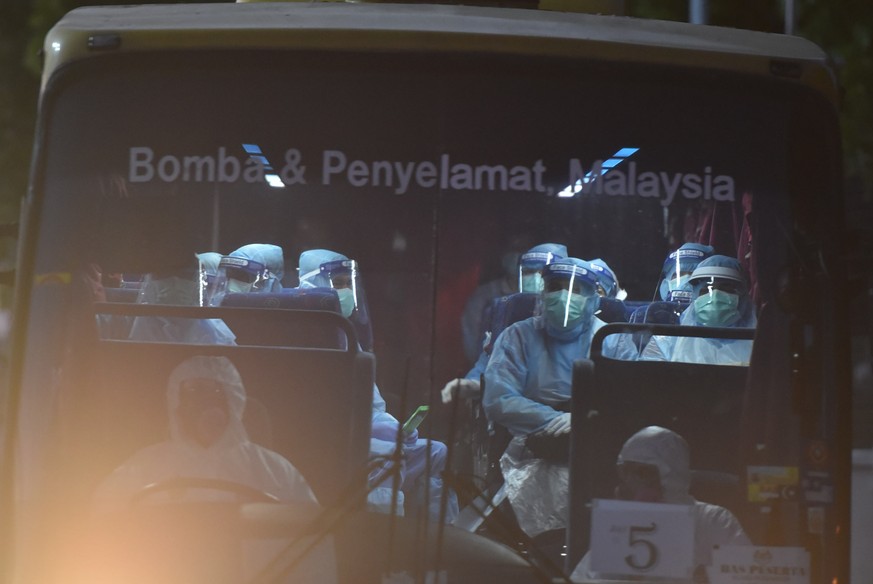 epa08248305 A handout photo made available by Malaysia&#039;s Ministry of Health shows health workers preparing to receive passengers arriving from Wuhan, China, at Kuala Lumpur International Airport  ...